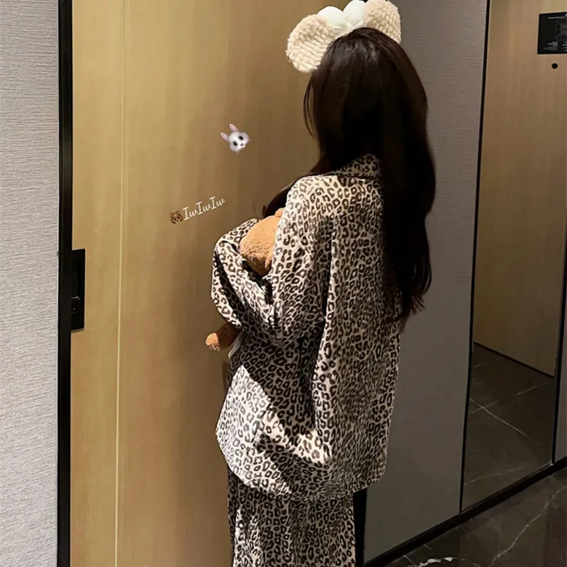Set Piyama Wanita Motif Leopard Warna Cokelat Premium Bahan Dralon Lengan Panjang Musim Gugur Dingin Bisa Dipakai di Luar Gaya Manis · Grosir · OEM · Pengiriman Global - View 4