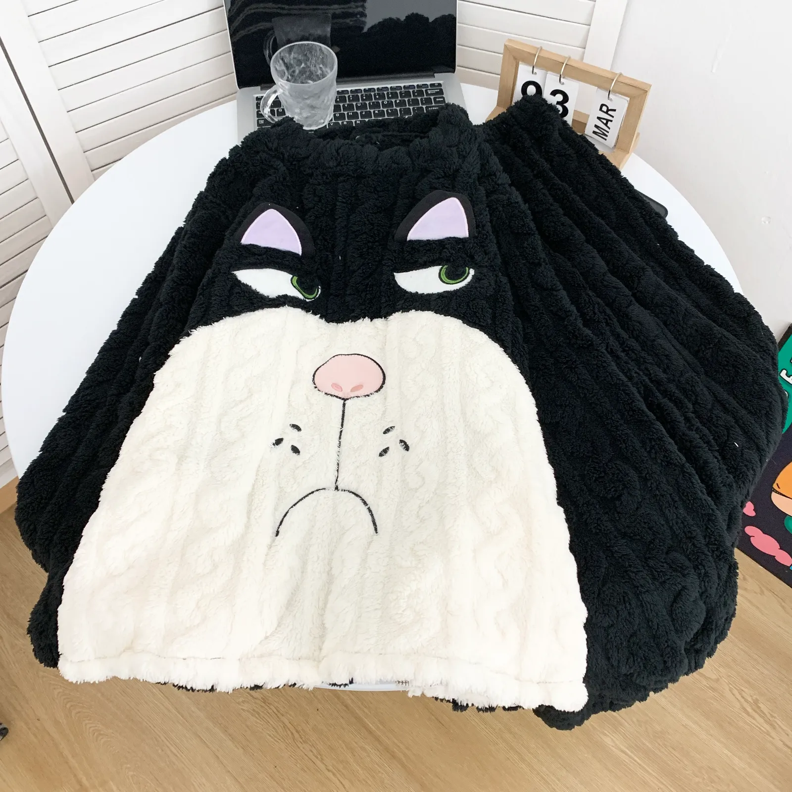 Piyama Pria Musim Gugur Musim Dingin Jacquard Velvet Tebal Plus Velvet Set Piyama Kartun Lucu Kucing Imut Set Pakaian Rumah Pria · Grosir · OEM · Pengiriman Global