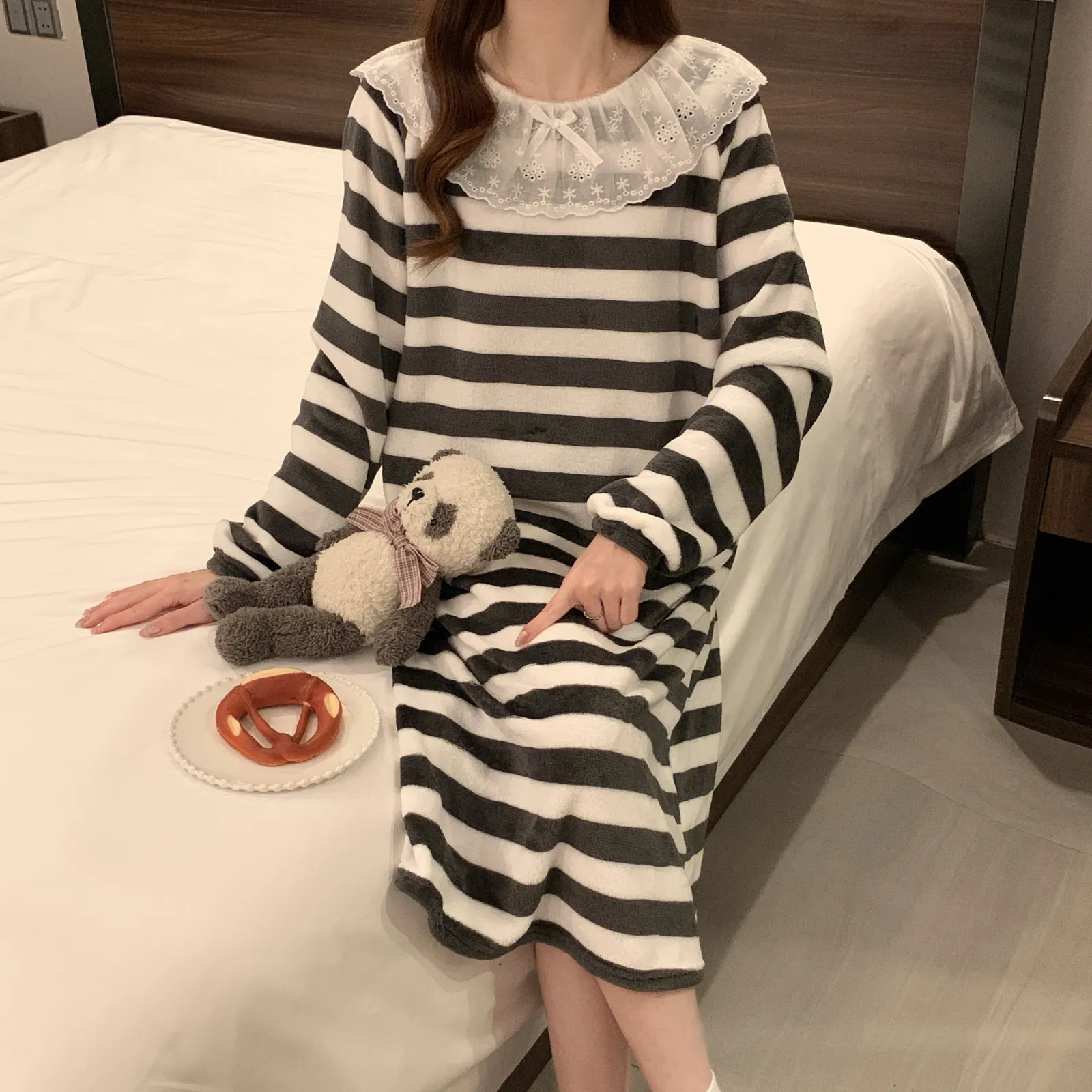 Abaoxi Фланелевая ночная рубашка с кружевом женская зимняя свободная большие размеры коралловый флис пижама женская мультяшная домашняя одежда · Опт · OEM · Доставка по миру - Detail 2