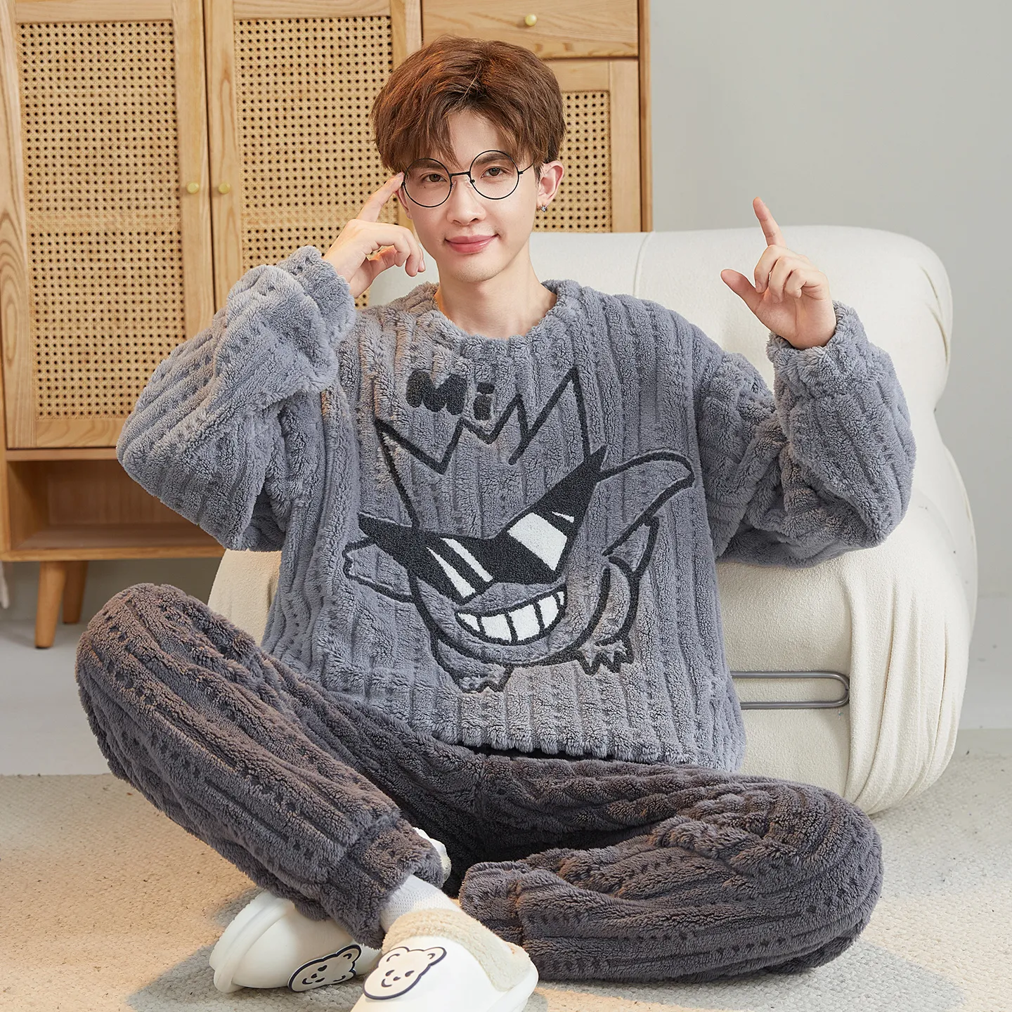 Nouveauté hiver pyjama homme polaire jacquard col rond motif cartoon épais · Grossiste · OEM · Mondial - Detail 1
