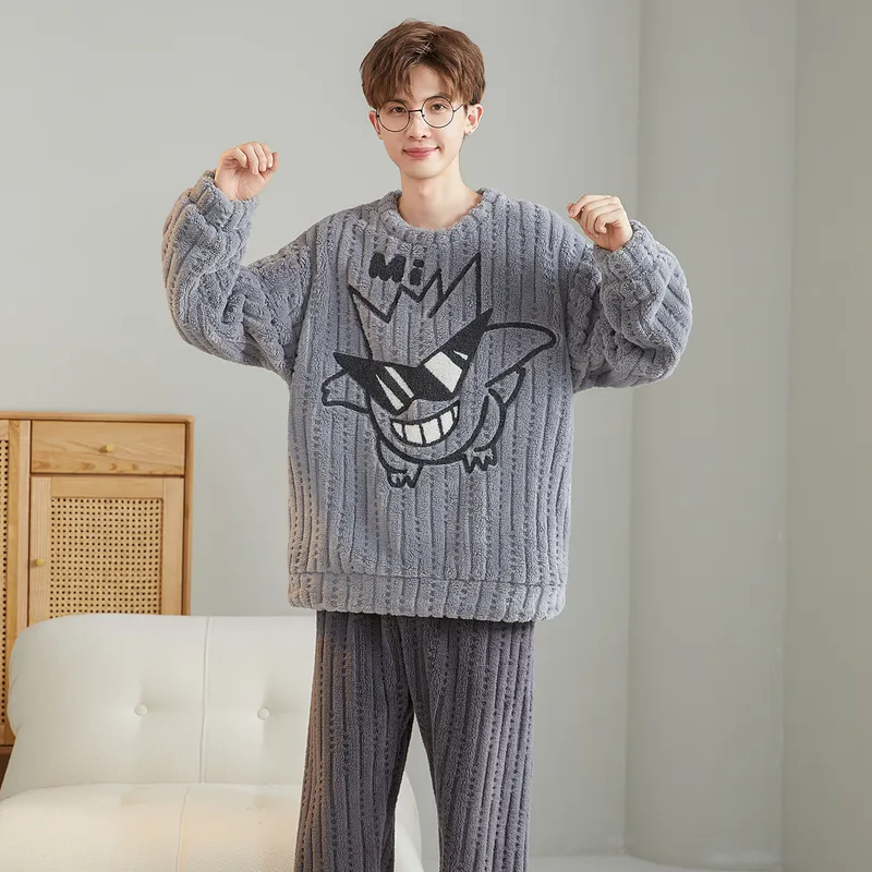 Nouveauté hiver pyjama homme polaire jacquard col rond motif cartoon épais · Grossiste · OEM · Mondial - View 1