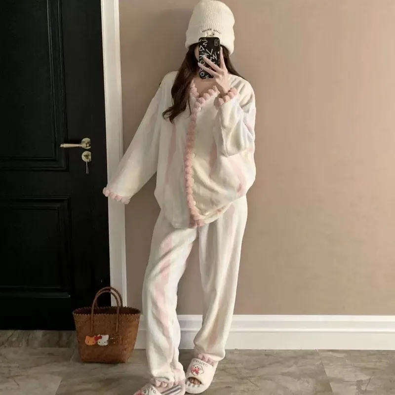 بيجامة نسائية شتوية من الفانيليا السميكة بنمط كرتوني وياقة V طقم ملابس منزلية من الفانيليا يمكن ارتداؤها خارج المنزل · بيع بالجملة · تصنيع حسب الطلب · شحن عالمي - View 3