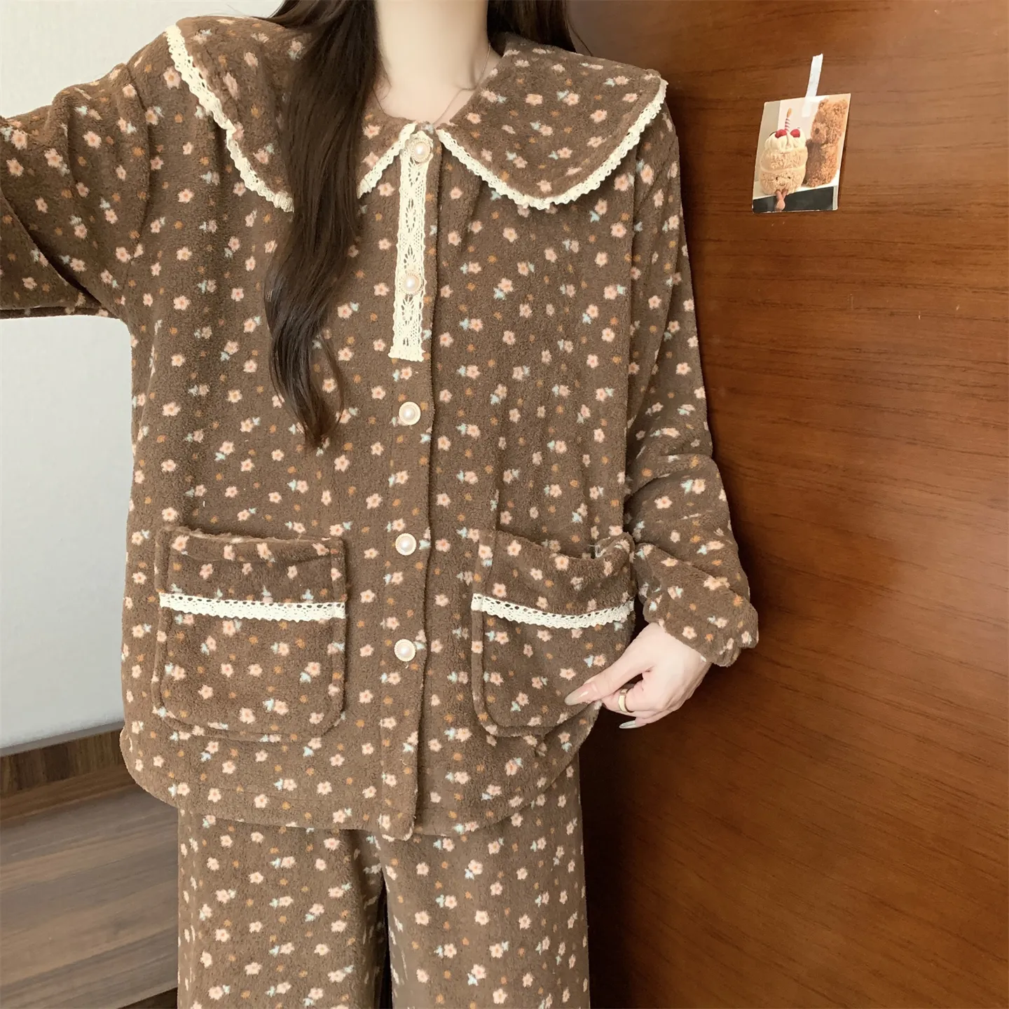320 gram Velvet Bayberry Musim Dingin Coral Fleece Piyama Wanita Cardigan Kancing Bisa Dipakai di Luar Set Pakaian Rumah · Grosir · OEM · Pengiriman Global - Detail 1