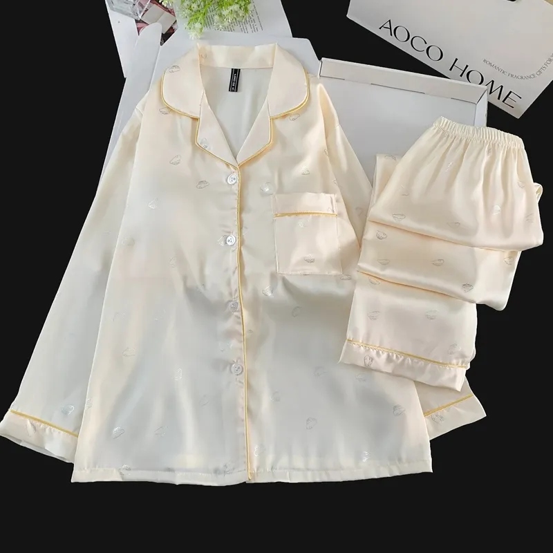 Set Piama Ice Silk Lengan Panjang Celana Panjang, Shinnosuke Cetak Foil Perak, Apricot, Loungewear Minimalis Lucu · Grosir · OEM · Pengiriman Global