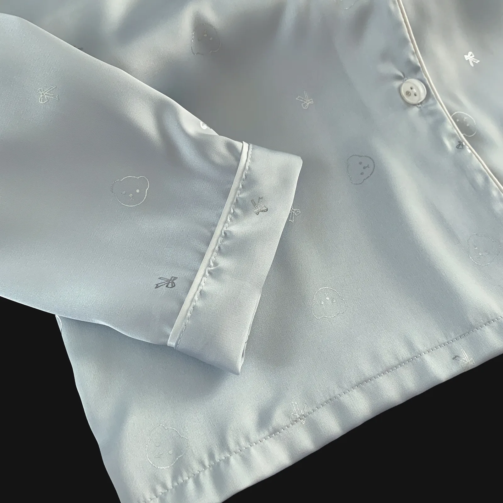 Ensemble pyjama en soie glacée manches longues et pantalon long, tête d'ours bleu, vêtement d'intérieur mignon et minimaliste · Grossiste · OEM · Mondial - Detail 4