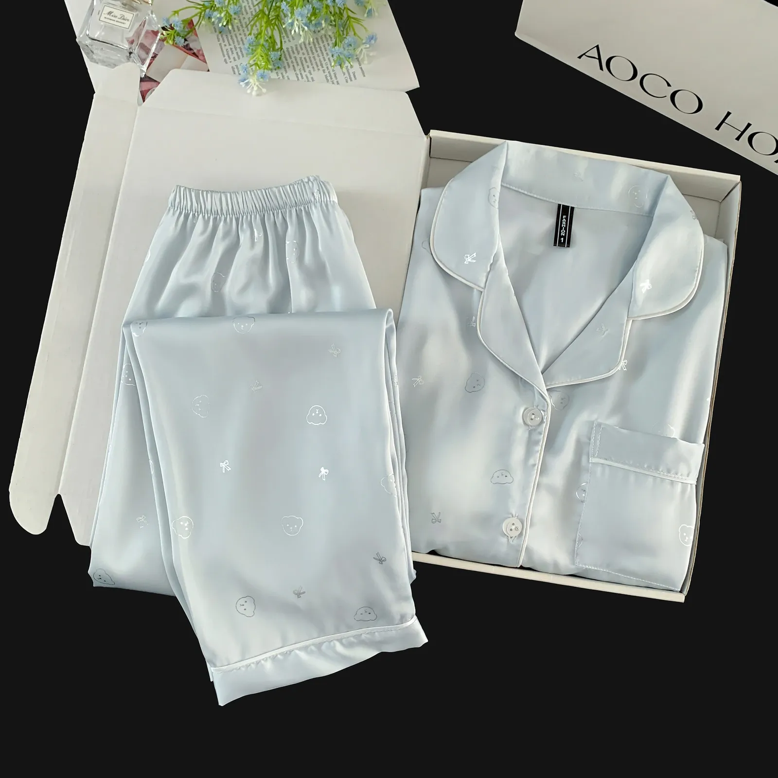 Ensemble pyjama en soie glacée manches longues et pantalon long, tête d'ours bleu, vêtement d'intérieur mignon et minimaliste · Grossiste · OEM · Mondial - Detail 10
