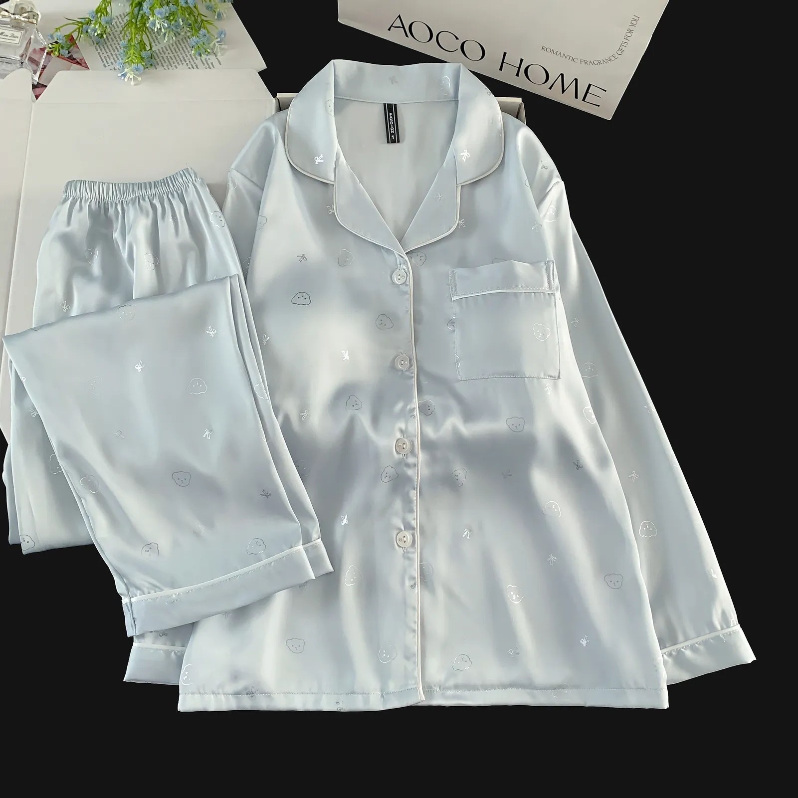 Ensemble pyjama en soie glacée manches longues et pantalon long, tête d'ours bleu, vêtement d'intérieur mignon et minimaliste · Grossiste · OEM · Mondial - View 3