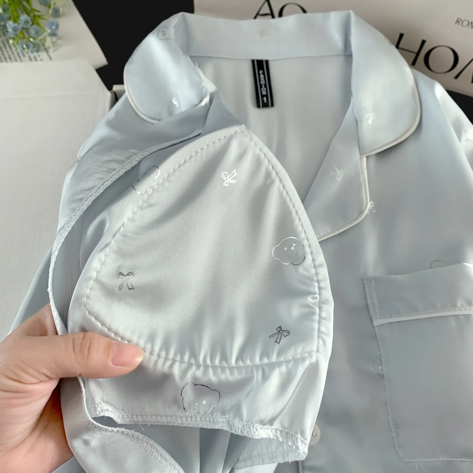 Ensemble pyjama en soie glacée manches longues et pantalon long, tête d'ours bleu, vêtement d'intérieur mignon et minimaliste · Grossiste · OEM · Mondial - Detail 3