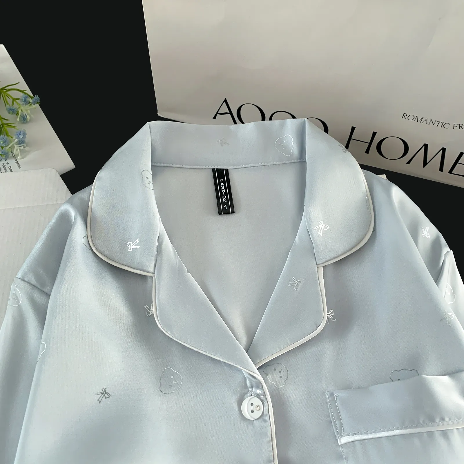 Ensemble pyjama en soie glacée manches longues et pantalon long, tête d'ours bleu, vêtement d'intérieur mignon et minimaliste · Grossiste · OEM · Mondial - View 4
