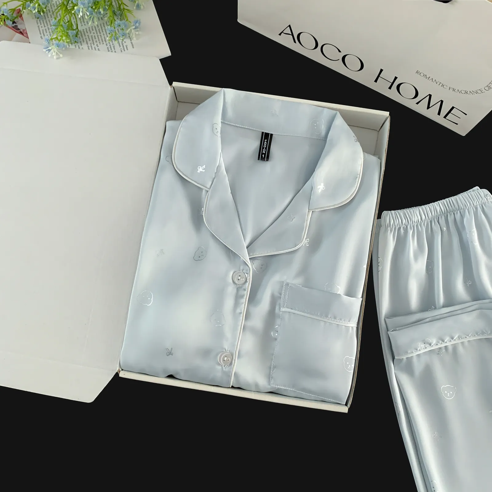 Ensemble pyjama en soie glacée manches longues et pantalon long, tête d'ours bleu, vêtement d'intérieur mignon et minimaliste · Grossiste · OEM · Mondial - Detail 11