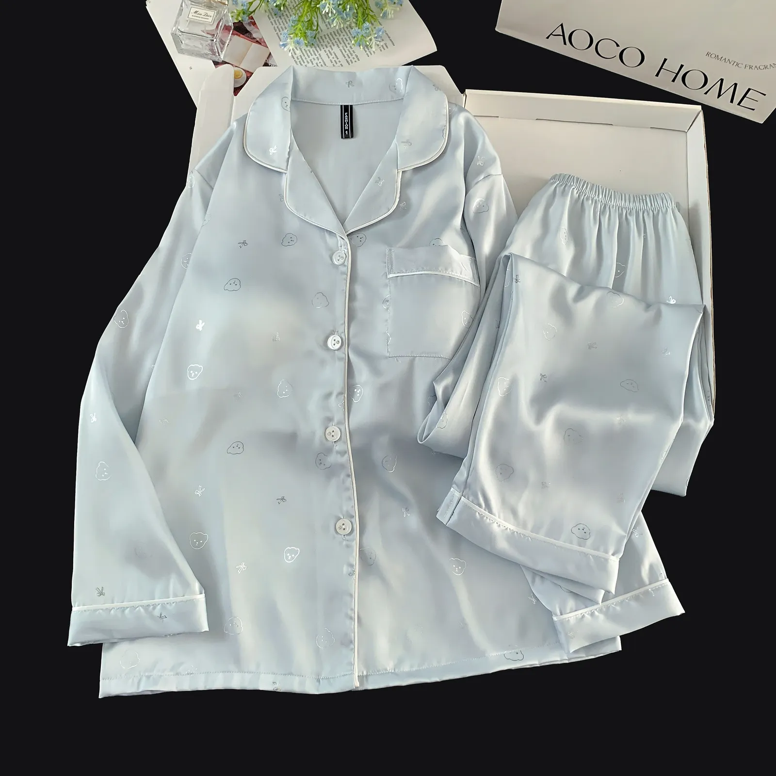 Ensemble pyjama en soie glacée manches longues et pantalon long, tête d'ours bleu, vêtement d'intérieur mignon et minimaliste · Grossiste · OEM · Mondial - View 2