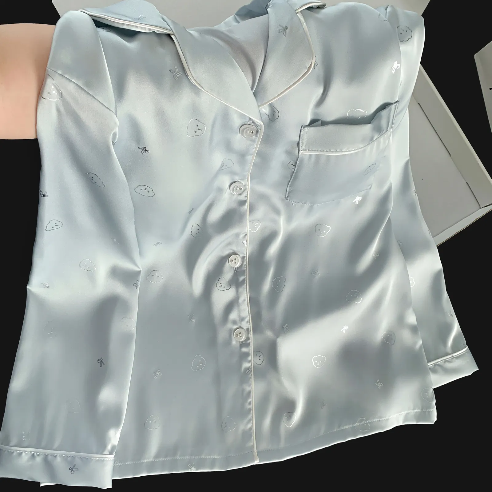 Ensemble pyjama en soie glacée manches longues et pantalon long, tête d'ours bleu, vêtement d'intérieur mignon et minimaliste · Grossiste · OEM · Mondial - Detail 7
