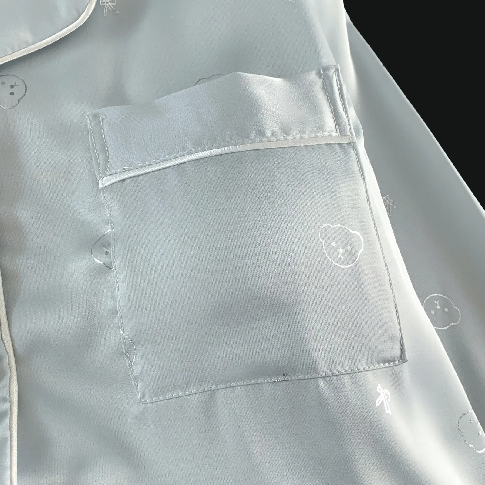 Ensemble pyjama en soie glacée manches longues et pantalon long, tête d'ours bleu, vêtement d'intérieur mignon et minimaliste · Grossiste · OEM · Mondial - Detail 1