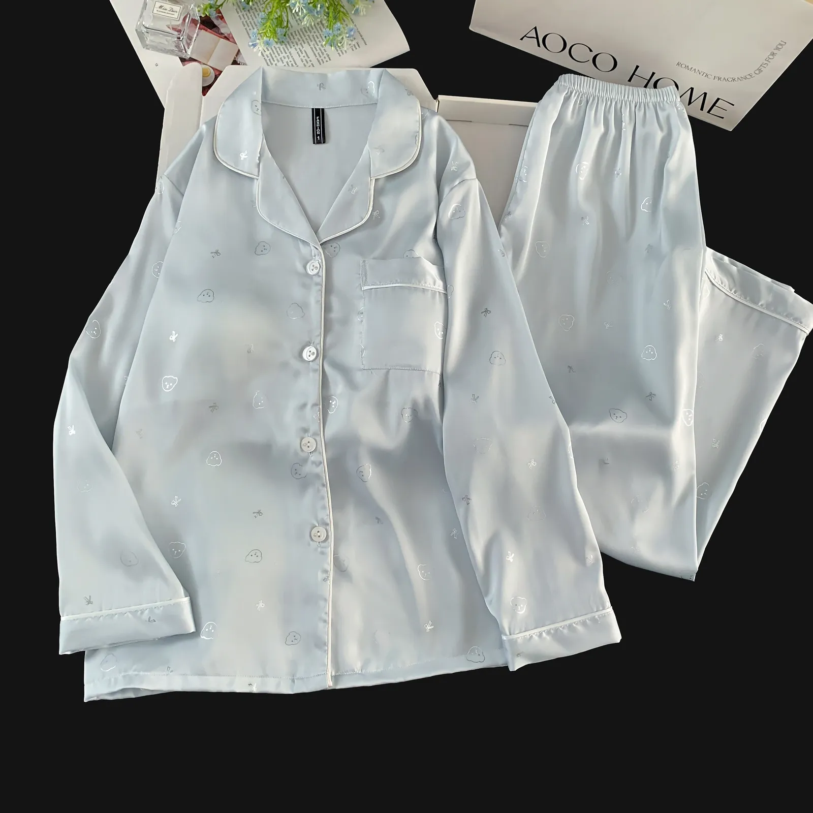 Ensemble pyjama en soie glacée manches longues et pantalon long, tête d'ours bleu, vêtement d'intérieur mignon et minimaliste · Grossiste · OEM · Mondial - View 1
