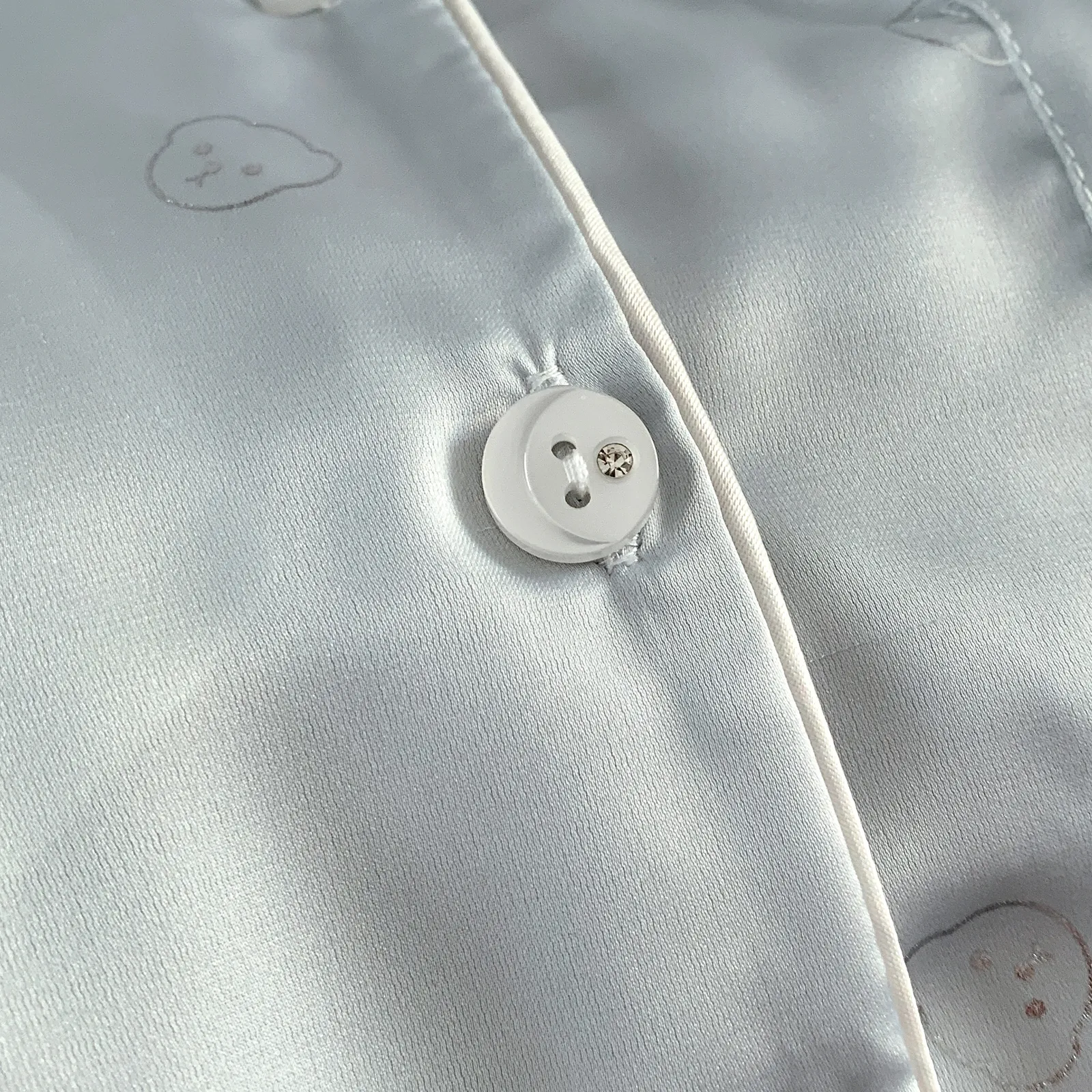 Ensemble pyjama en soie glacée manches longues et pantalon long, tête d'ours bleu, vêtement d'intérieur mignon et minimaliste · Grossiste · OEM · Mondial - Detail 2