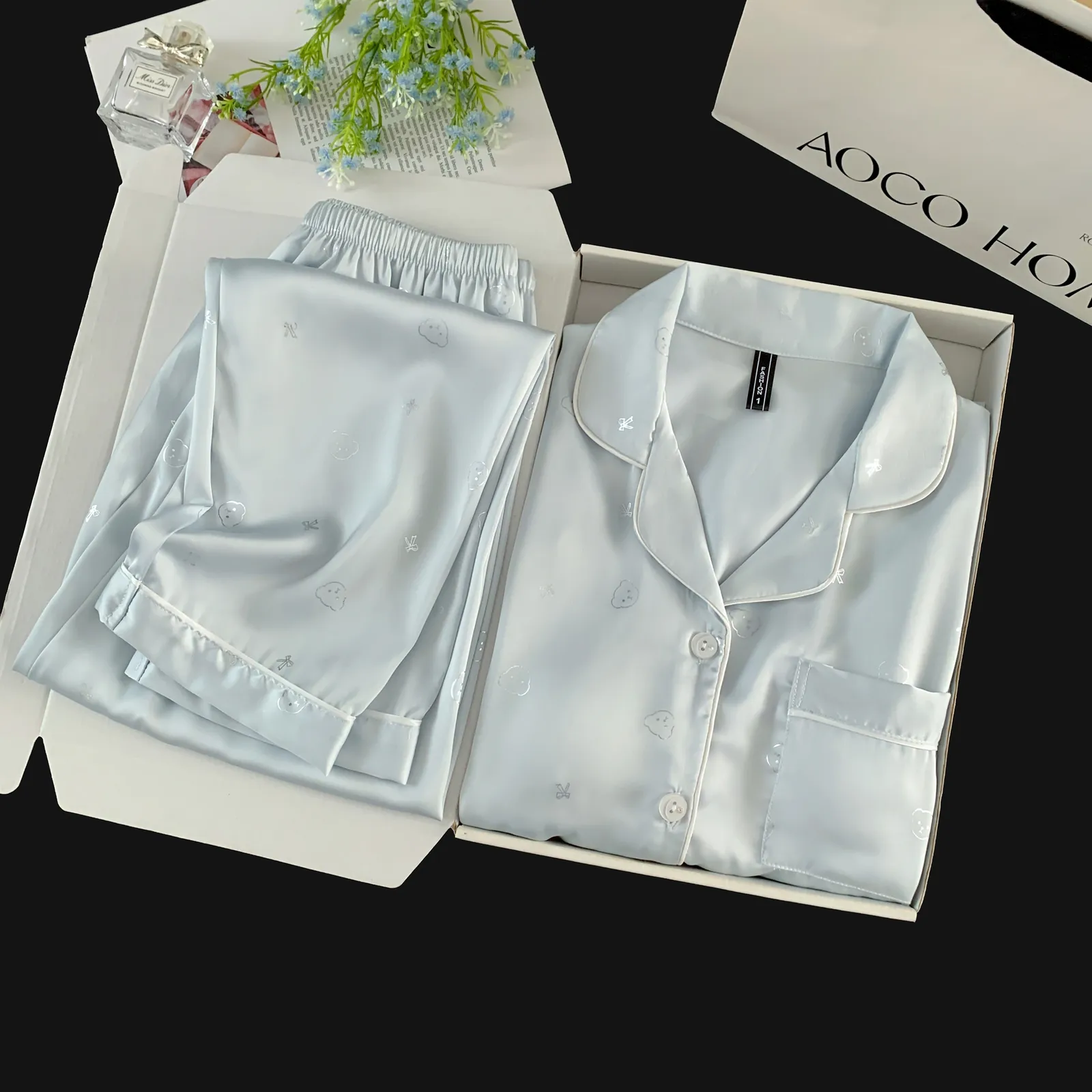 Ensemble pyjama en soie glacée manches longues et pantalon long, tête d'ours bleu, vêtement d'intérieur mignon et minimaliste · Grossiste · OEM · Mondial - Detail 9