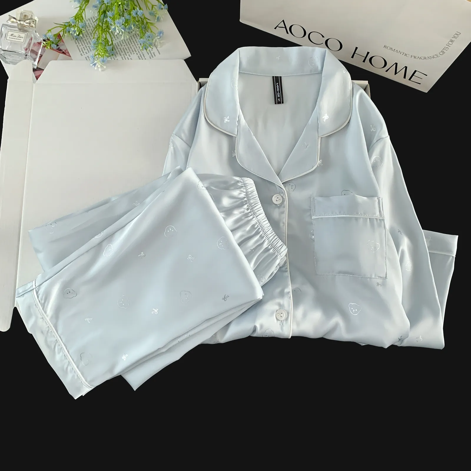 Ensemble pyjama en soie glacée manches longues et pantalon long, tête d'ours bleu, vêtement d'intérieur mignon et minimaliste · Grossiste · OEM · Mondial - Detail 5