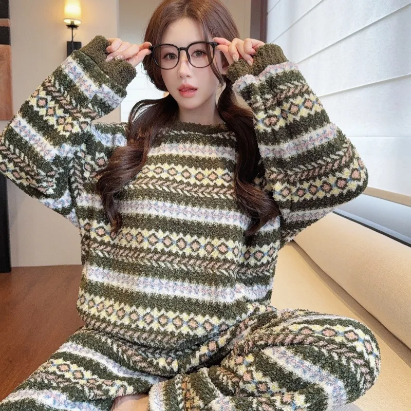 Pyjama femme en velours double face Sleep Beauty, loisirs d'automne et d'hiver, rayures, grande taille, 250 jin, tenue d'intérieur pour femmes rondes, portable à l'extérieur · Grossiste · OEM · Mondial
