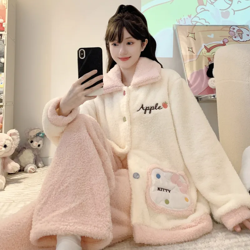 طقم ملابس منزلية شتوي من ييديمنغ بقماش نصف مخملي ناعم بتصميم كرتوني حلو بأكمام طويلة وبنطال طويل دافئ مقاس كبير قابل للارتداء خارج المنزل · بيع بالجملة · تصنيع حسب الطلب · شحن عالمي - View 1